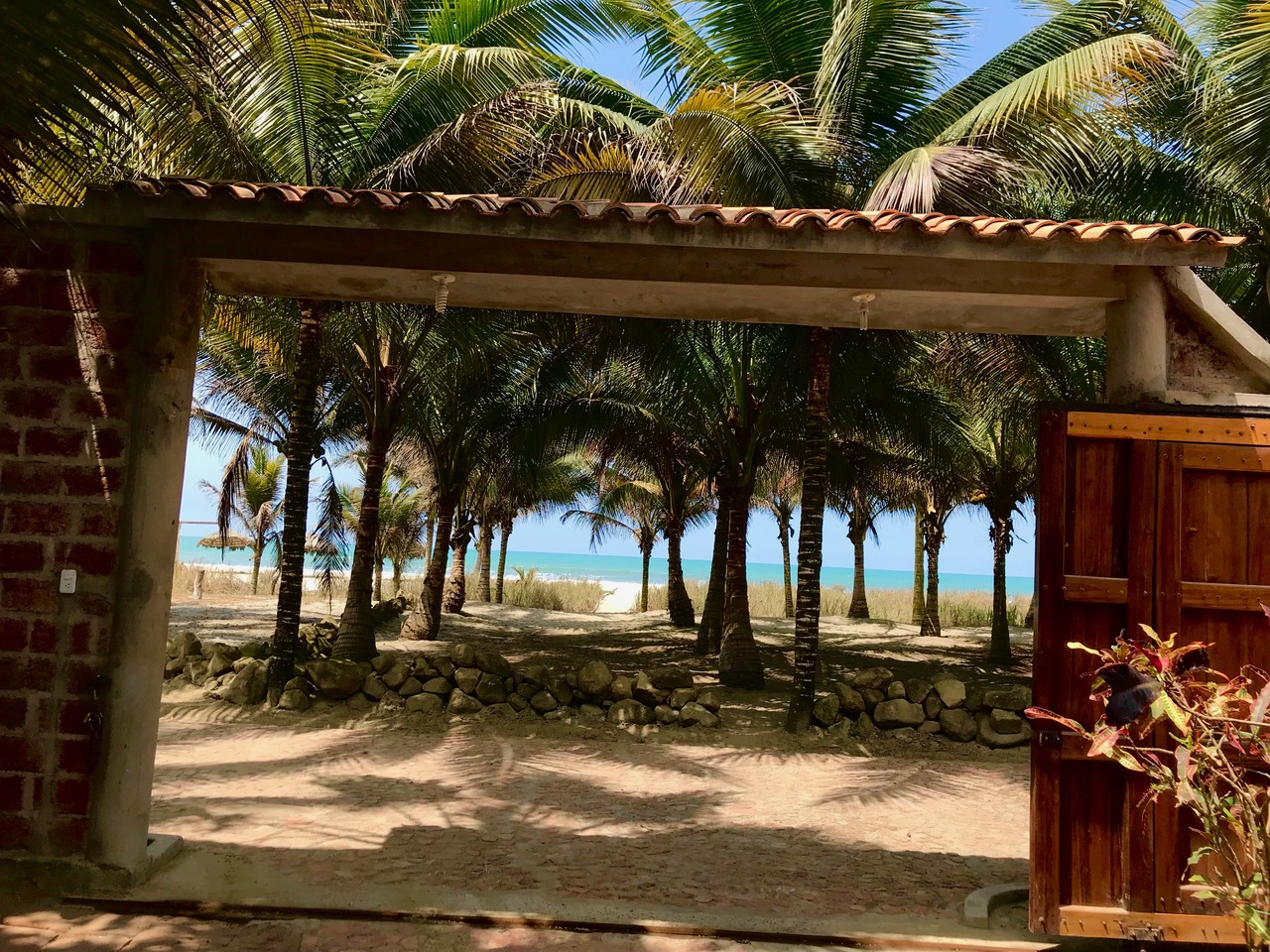 Entrada privada para vehículos frente a la playa / camino de acceso