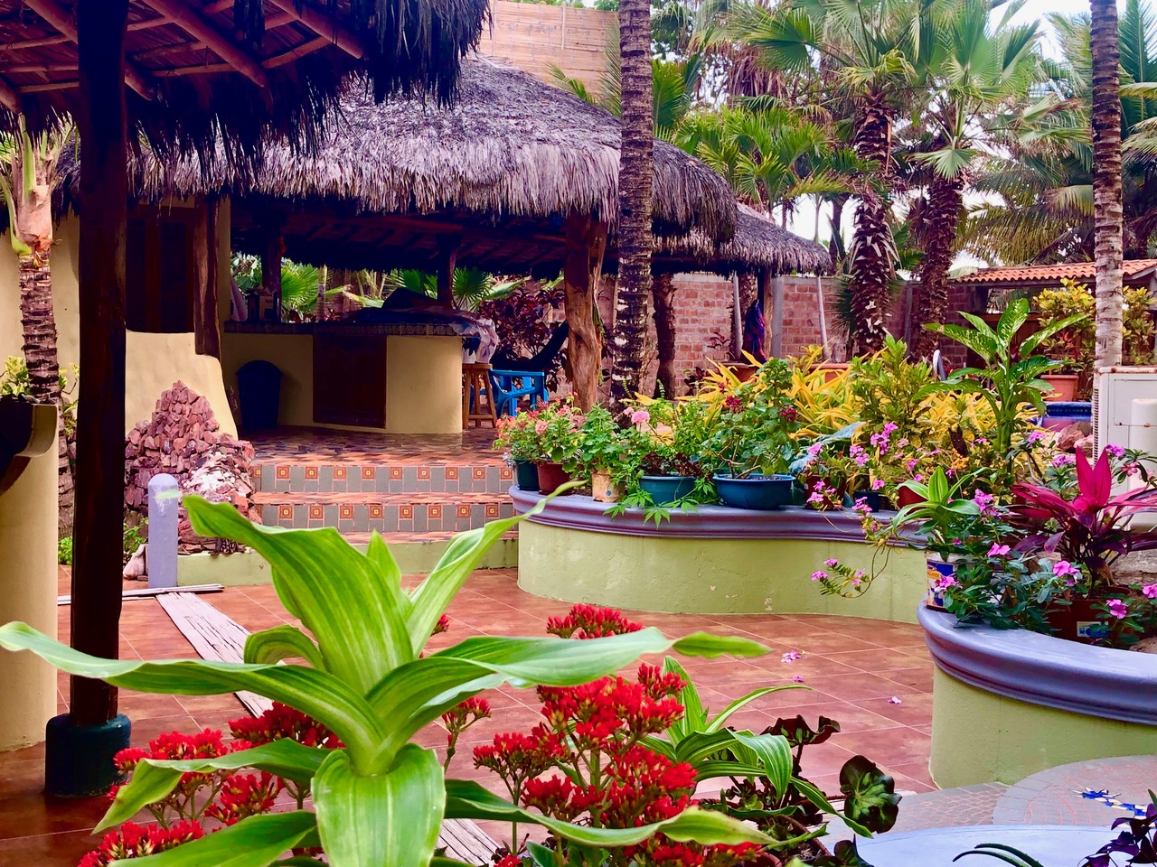 Entrada a la piscina y al bar tiki