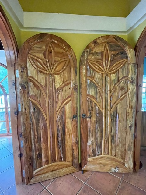 Puertas de madera personalizadas en el segundo piso hacia las habitaciones superiores