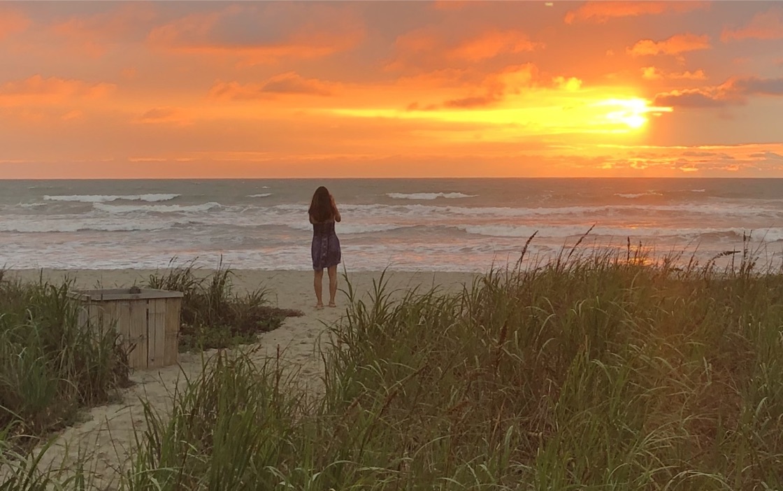 Sendero privado a la playa al atardecer