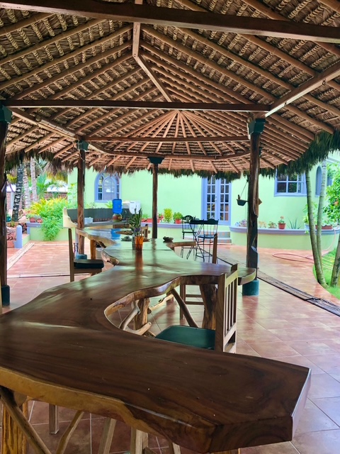 Área sombreada con asientos para cenar, jugar y trabajar – Capacidad para 20 personas