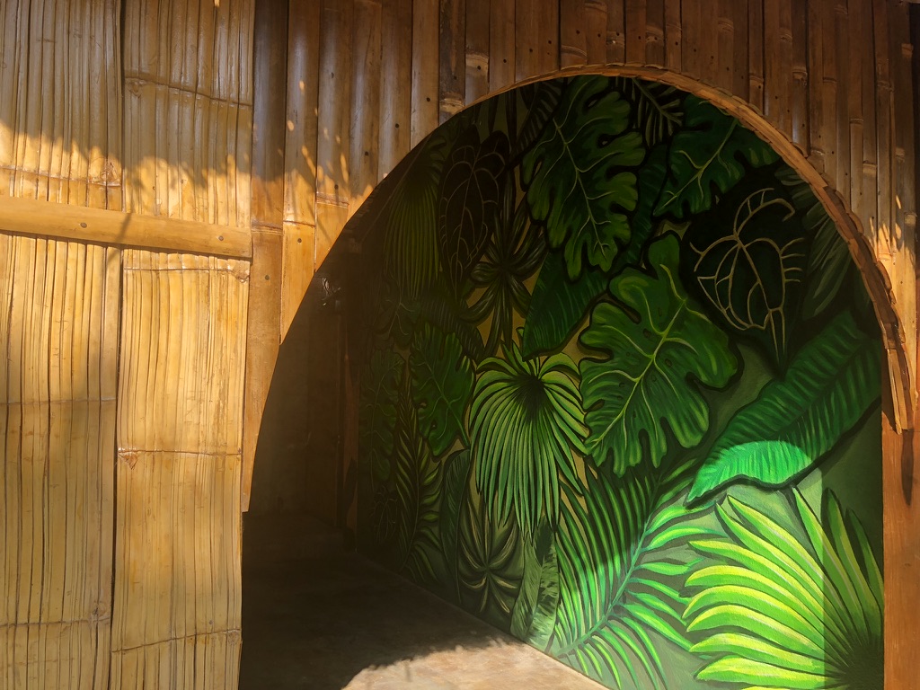 Pasillo al área de parqueo”