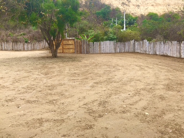 Amplio estacionamiento o espacio para construcción